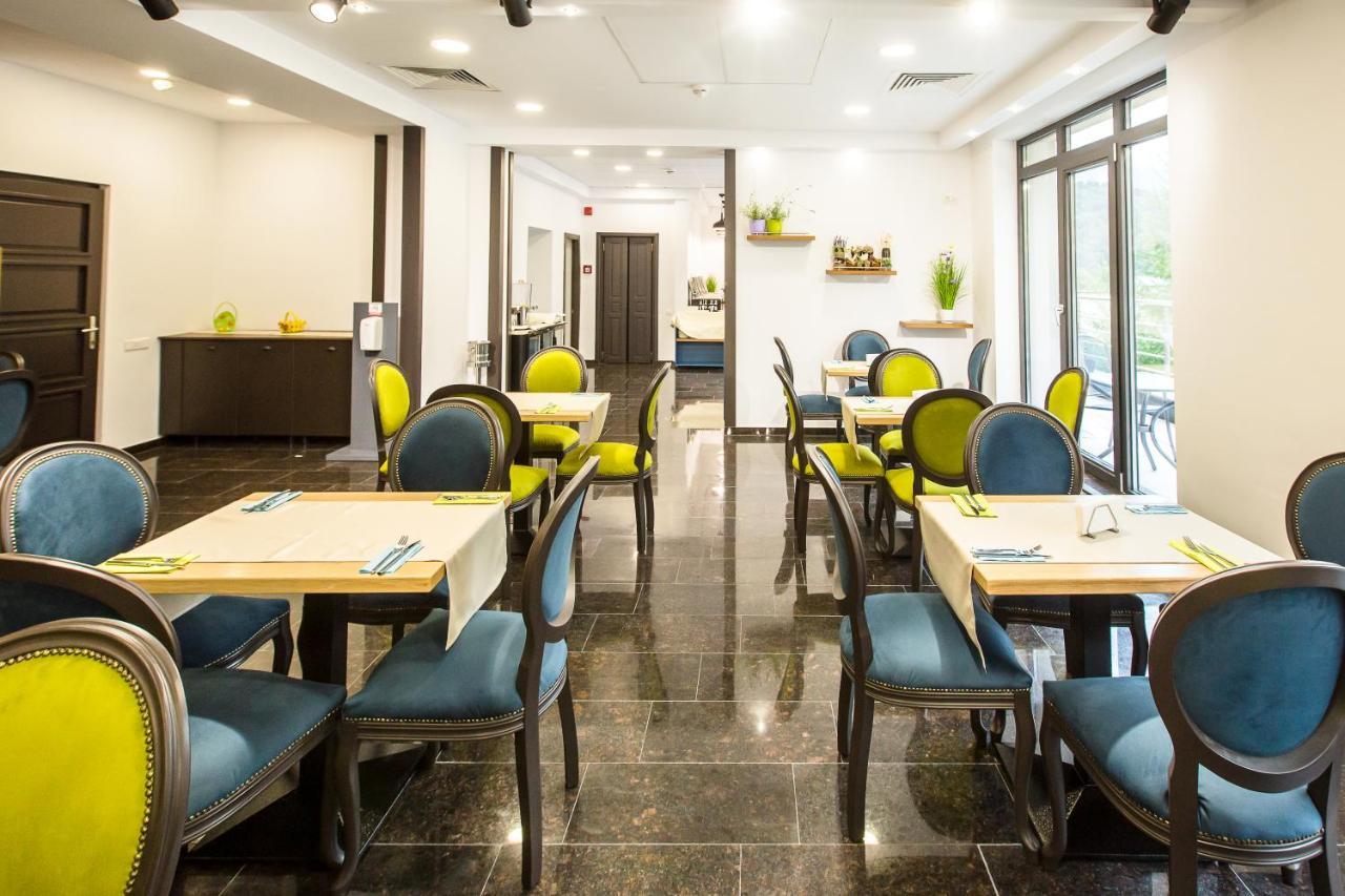 Hotel Carpat Inn Азуга Экстерьер фото