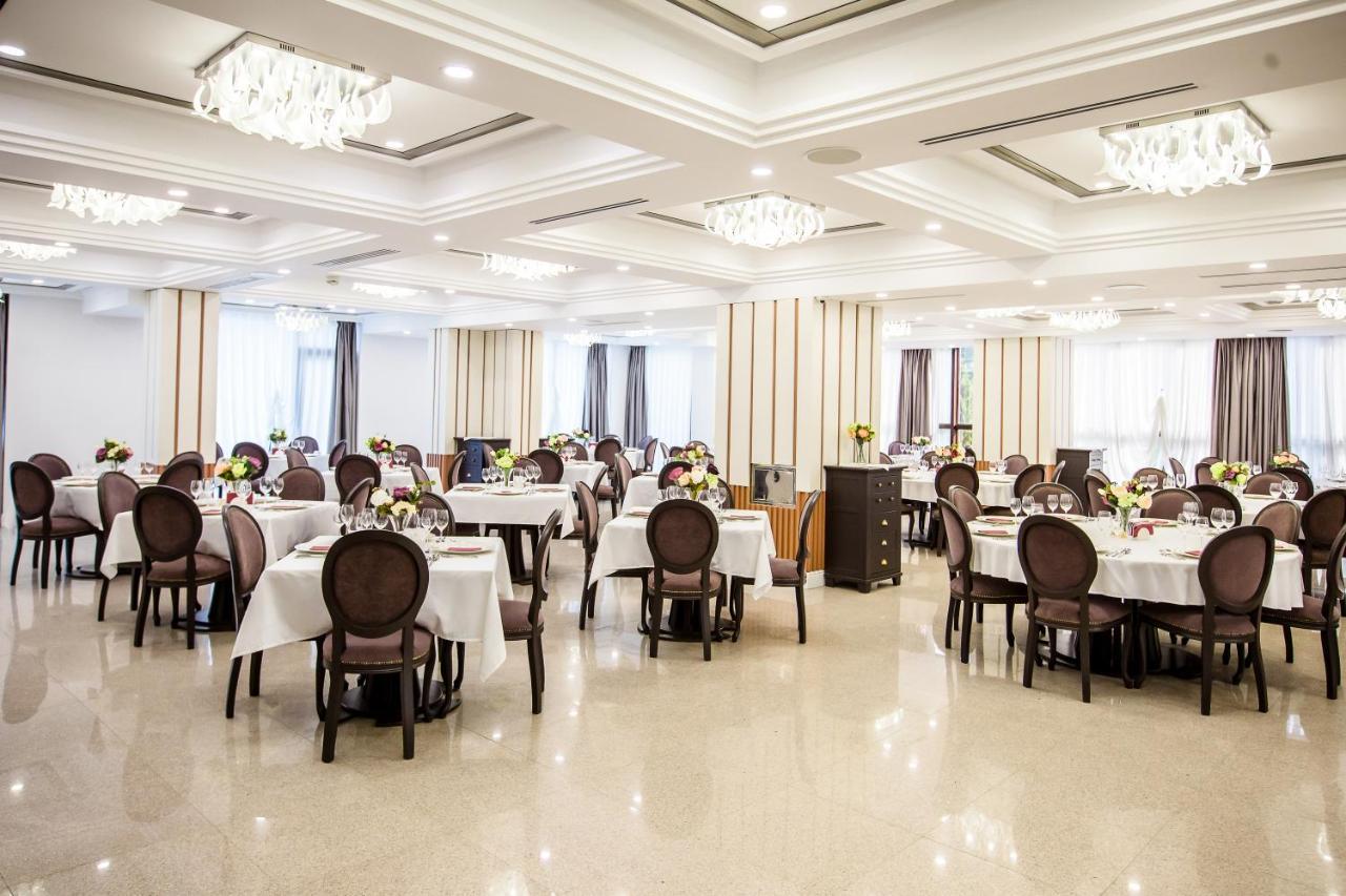 Hotel Carpat Inn Азуга Экстерьер фото